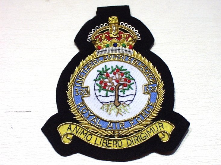 320 (Netherlands) Squadron King's Crown blazer badge - Click Image to Close
