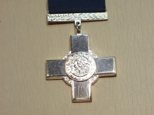 George Cross miniature medal - Click Image to Close
