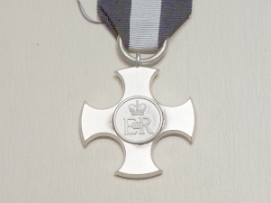 Distinguished Service Cross Elizabeth II full size copy medal - Click Image to Close