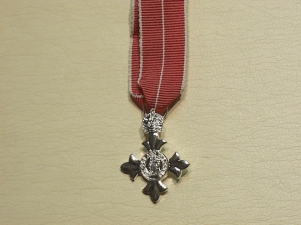 MBE (Military) miniature medal - Click Image to Close