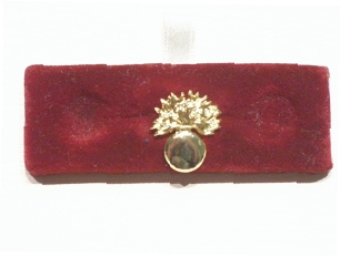 Grenadier Guards grenade lapel badge - Click Image to Close
