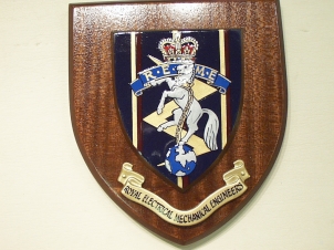 Royal Electrical and Mechanical Engineers wooden Wall shield - Click Image to Close