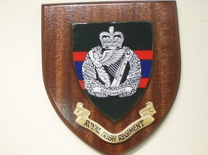 Royal Irish Regiment hand painted wooden Wall shield - Click Image to Close