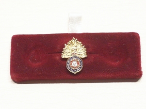 Royal Fusiliers lapel pin - Click Image to Close