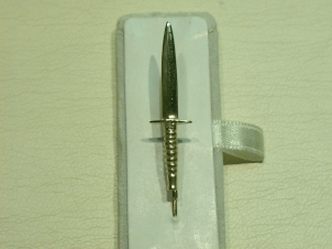 9ct Commando stick/lapel/tie pin - Click Image to Close