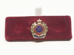 Royal Engineers E11R lapel pin - Click Image to Close