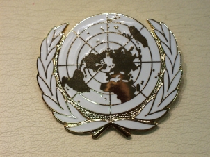 UN white cap badge - Click Image to Close