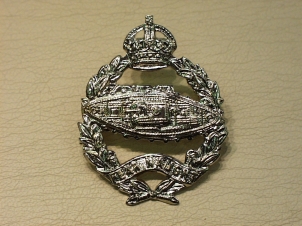 Royal Tanks KC cap badge - Click Image to Close