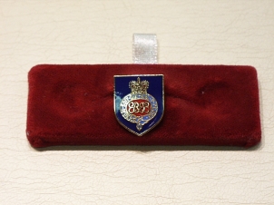 Grenadier Guards shield lapel pin - Click Image to Close