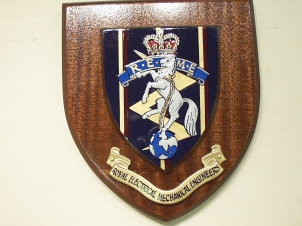 Royal Electrical and Mechanical Engineers wooden Wall shield - Click Image to Close