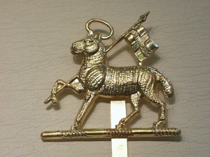 Queen's Royal Regiment lamb and flag cap badge - Click Image to Close