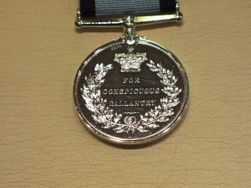 Conspicuous Gallantry ElizabethII (Flying) full size medal - Click Image to Close